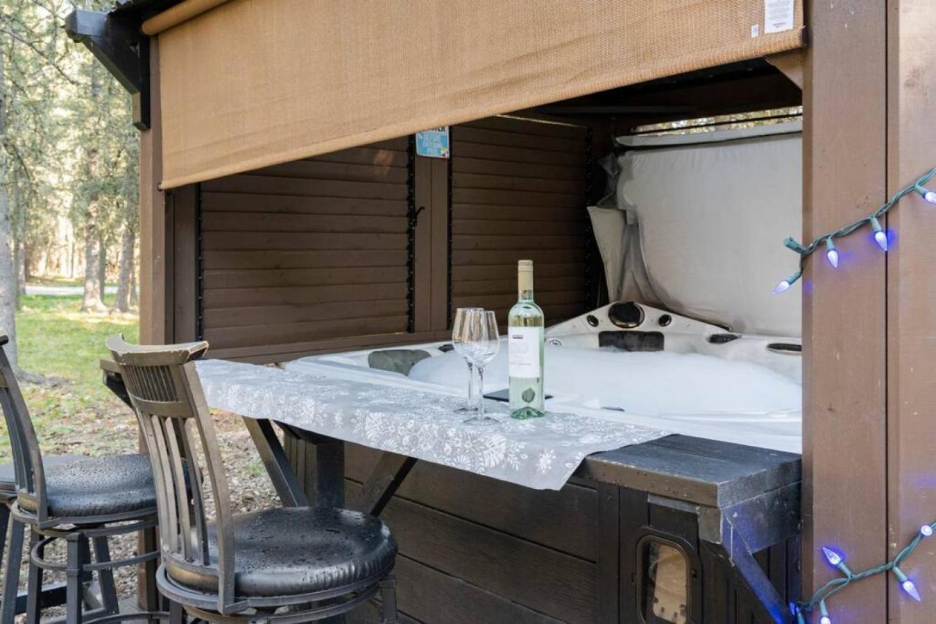 Rustic Cozy Cabin With Hot Tub Bragg Creek Luaran gambar