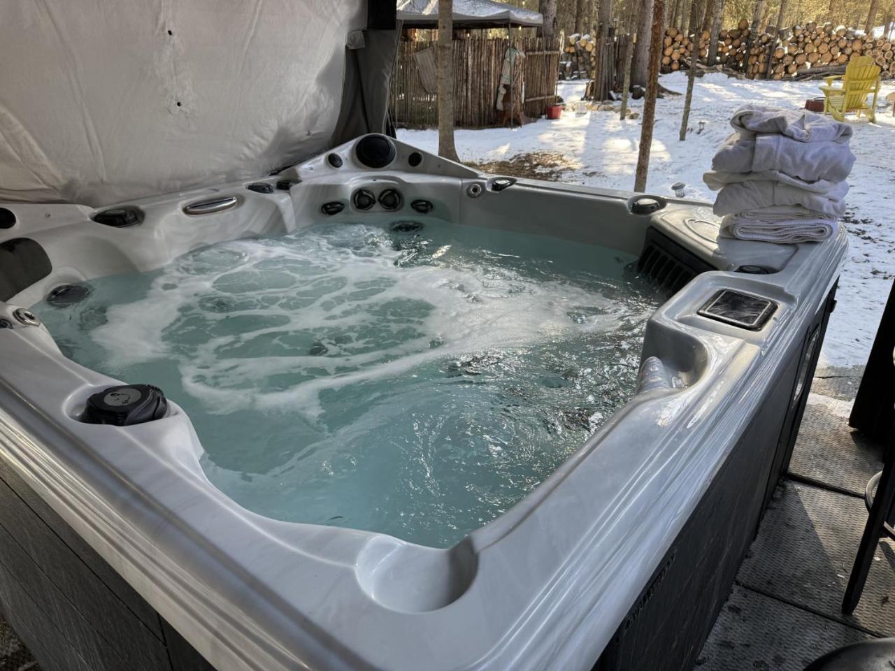 Rustic Cozy Cabin With Hot Tub Bragg Creek Luaran gambar