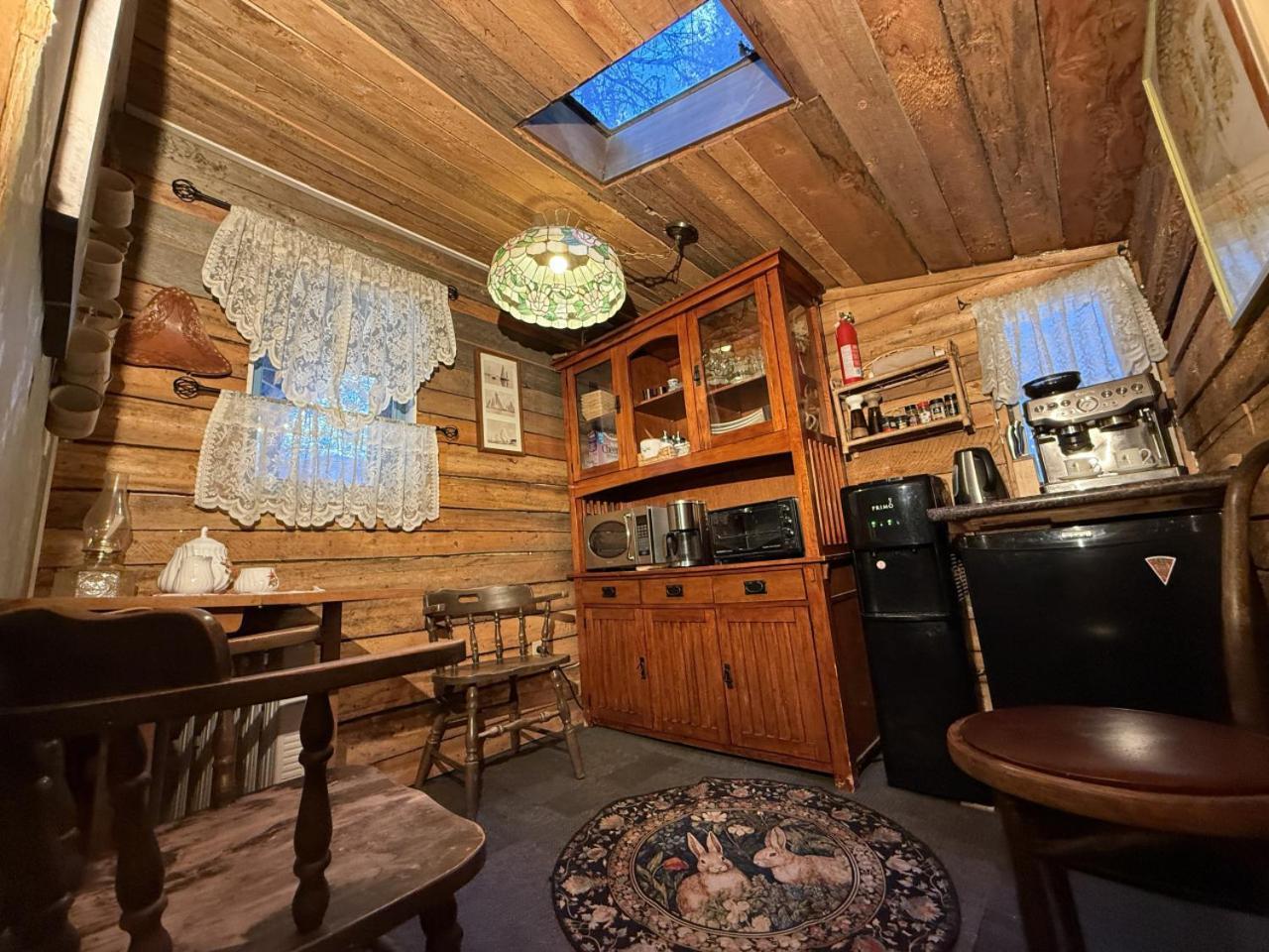 Rustic Cozy Cabin With Hot Tub Bragg Creek Luaran gambar