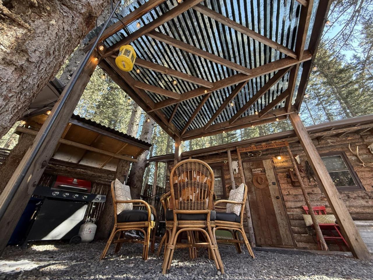 Rustic Cozy Cabin With Hot Tub Bragg Creek Luaran gambar