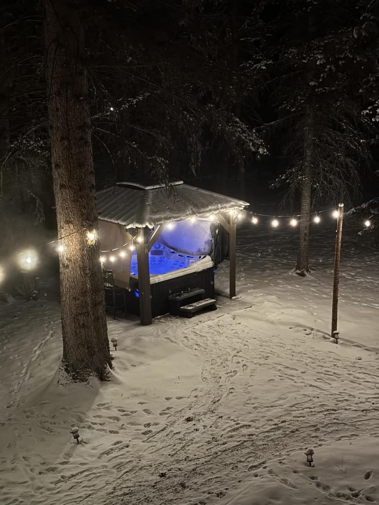 Rustic Cozy Cabin With Hot Tub Bragg Creek Luaran gambar